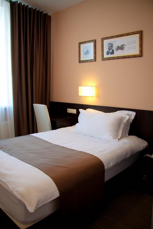 Hotel Schiller Kamianske Habitación foto